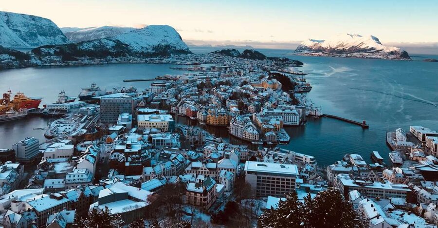 Ålesund: Ålesund and Surrounding Islands Audio Guide Tour - Meeting the bus near Ålesund’s bus station