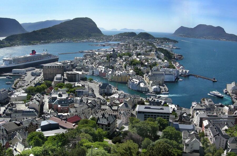 Alesund: City Sightseeing Hop-On Hop-Off Bus Tour - Stop 8: Ålesund Aquarium and Atlanterhavsparken
