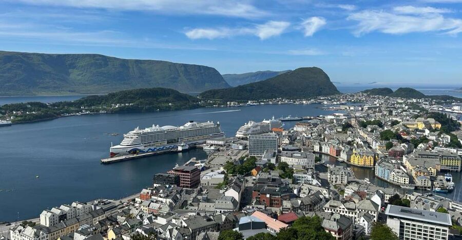 Ålesund: Giske and Godøy Islands Guided Sightseeing Tour - Booking and practical details