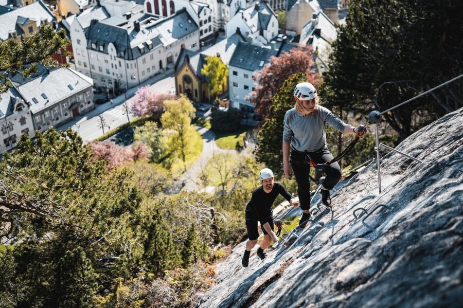 Ålesund: Via Ferrata tour - Gearing up and learning the system