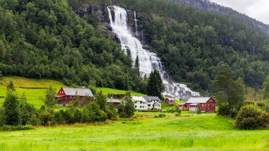 Bergen: Guided Fjord & Glacier Tour to Fjærland - Who will enjoy this fjord and glacier route?