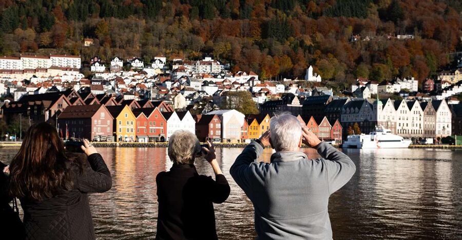 Bergen: Guided Minibus Tour with Photo Stops - Sandviken and the road into the hills