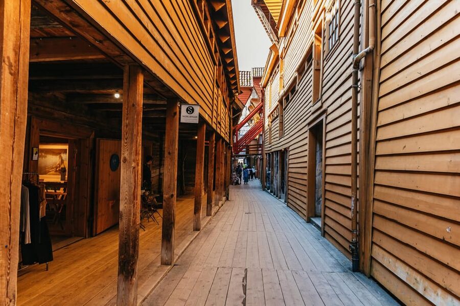 Bergen: Past & Present Small Group Guided Walking Tour - Meeting Bergen at its fortress