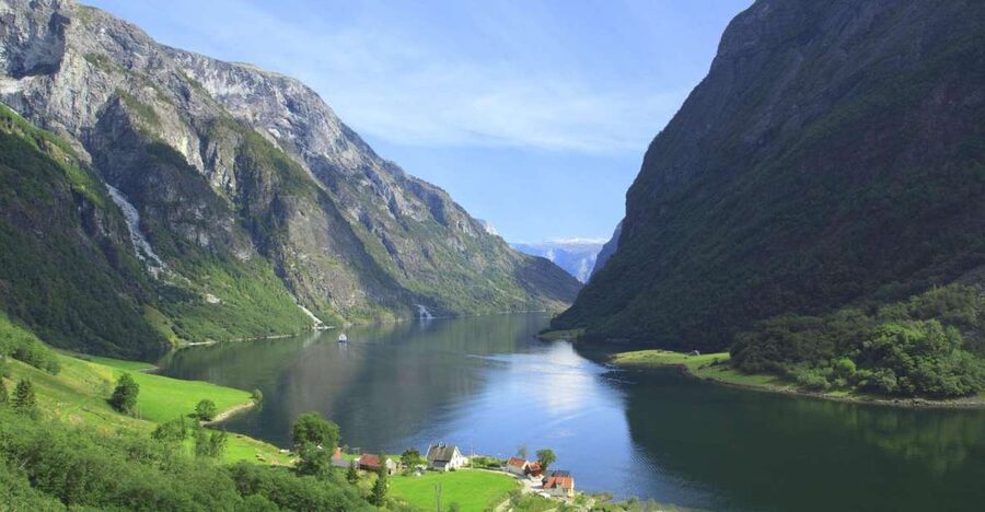 Bergen: Private Day Tour, Nærøyfjord Cruise and Flåm Railway - Meeting the Viking world at Njardarheimr