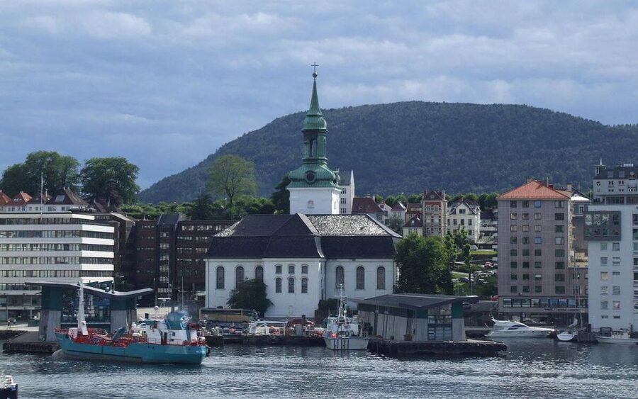 Bergen: Sightseeing Cruise of Bergen's Historic Landmarks - Commentary, comfort, and onboard service