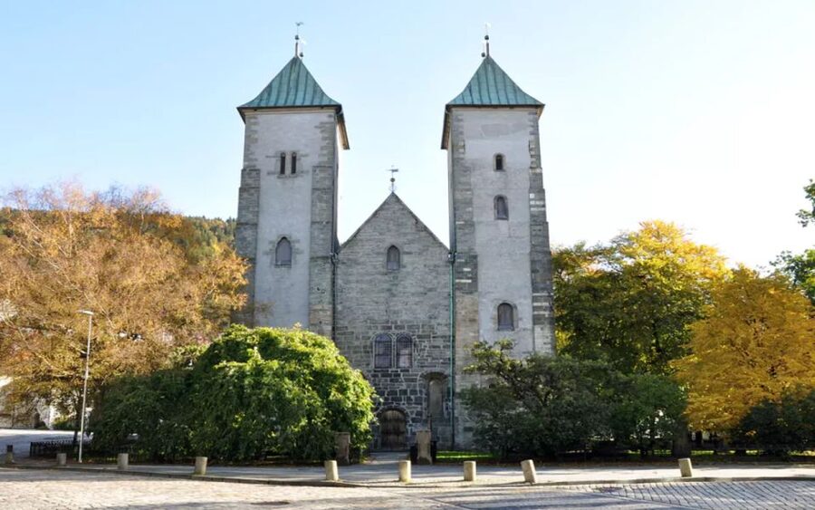 Bergen: Sightseeing Cruise of Bergen's Historic Landmarks - Waterfront homes at Måseskjæret and Verftet