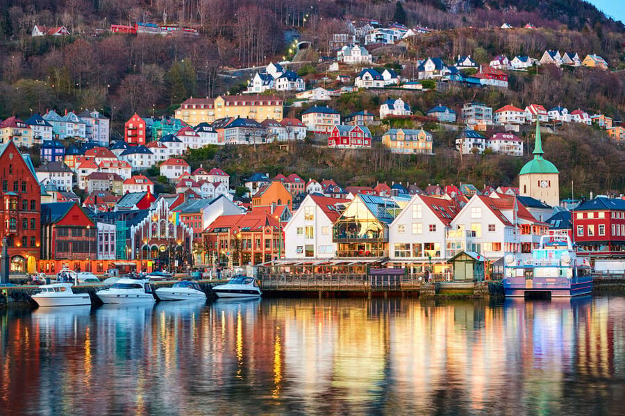 Bergen: Sightseeing Walking Tour with Ferry Ride - Fish Market: a quick opening look