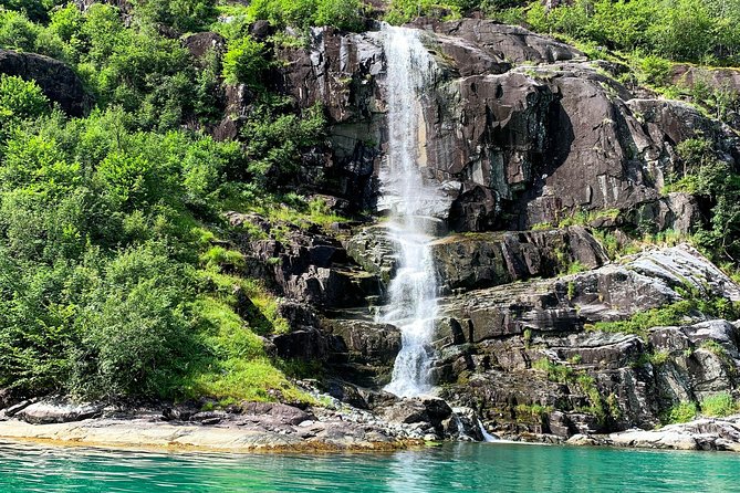 Bergen to Hardangerfjord VIP car + private yacht Fjord cruise - Four quiet hours toward Fyksesund