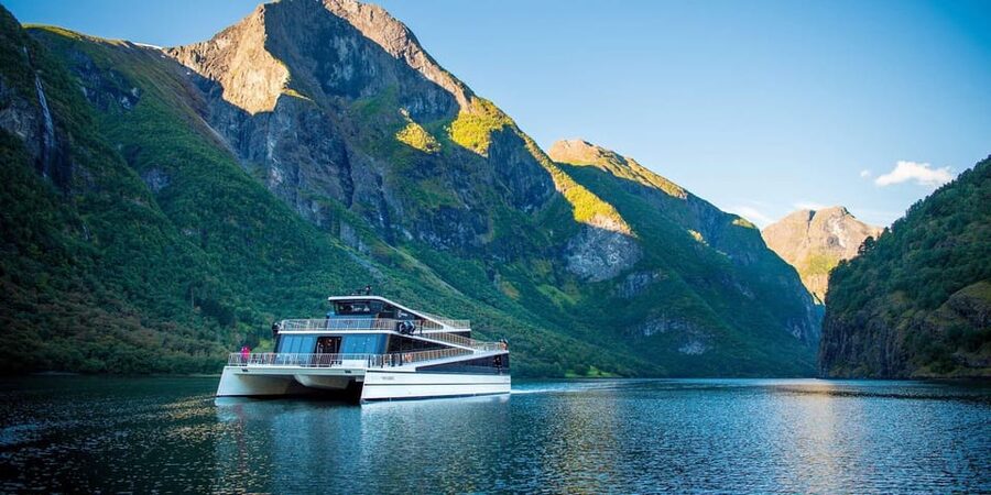 Bergen: Viking Village, Nærøyfjorden Cruise and Flåm Railway - A short pause in Flåm