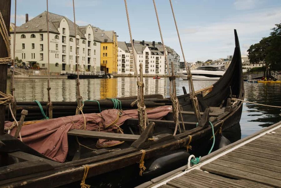 City walk in Ålesund: Art Nouveau, sea views, and insider tips - Key points to know before you book