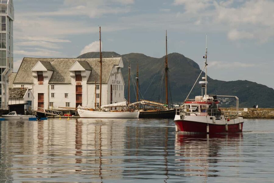 City walk in Ålesund: Art Nouveau, sea views, and insider tips - Following the harbor into modern Norway