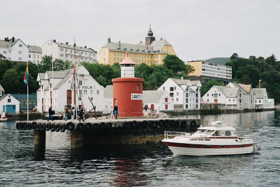 City walk in Ålesund: Art Nouveau, sea views, and insider tips - Kongens gate and the 1904 rebuilding
