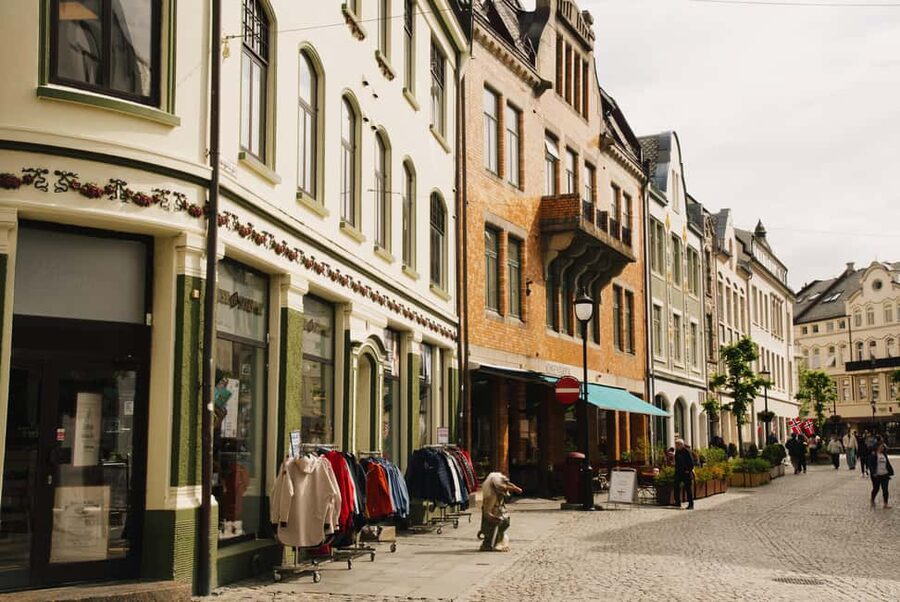 City walk in Ålesund: Art Nouveau, sea views, and insider tips - Beyond buildings: resistance, society, and Norway today