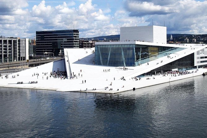 Discover Oslo on foot - Inside Oslo City Hall and the Nobel Peace Prize setting