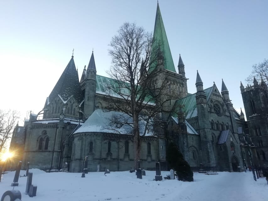 Discover the unmissables places of Trondheim - Starting beneath Olav Tryggvason in Torvet