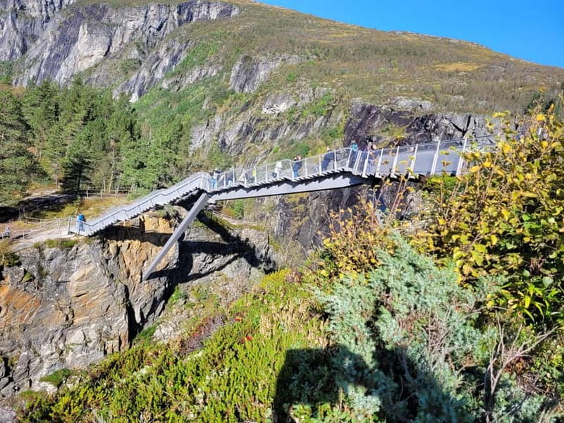 Eidfjord: Vøringsfossen Waterfalls Round-Trip Shuttle - Ninety minutes among the platforms and stepbridge