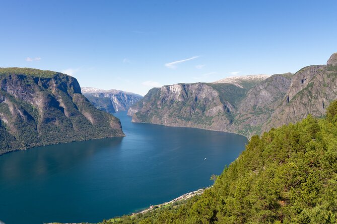 Flam: The Spectacular Stegastein Viewpoint Tour (Small Group) - Who should book this Flåm excursion?