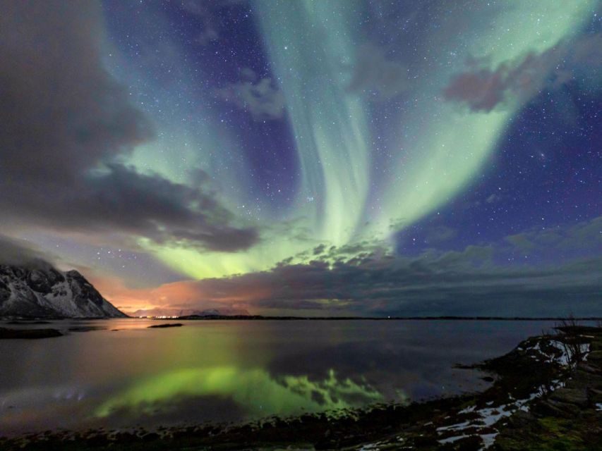 From Svolvær: Guided Northern Lights Tour by Van - Why the guide makes a difference