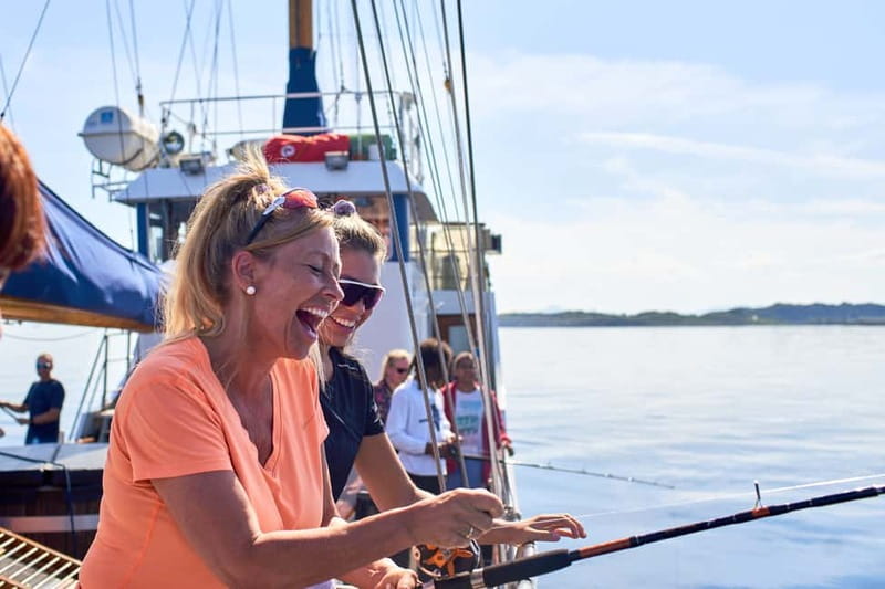 From Svolvær: Taste of Lofoten - Cultural Fishing Experience - A yacht cruise with room to watch the fjords