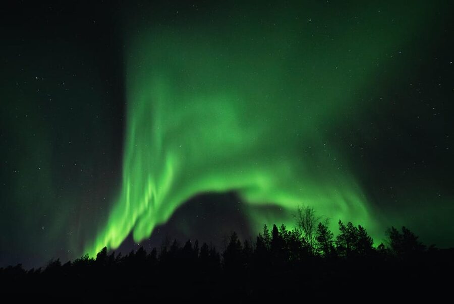 From Tromsø: Aurora Snowshoe Hike - Snowshoeing through the Arctic night