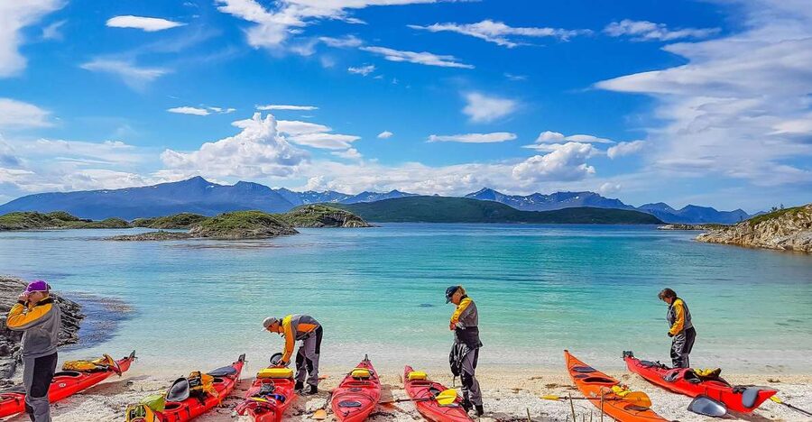 From Tromsø: Kayak trip with lunch and sauna at Sommarøy - The early bus from Tromsø