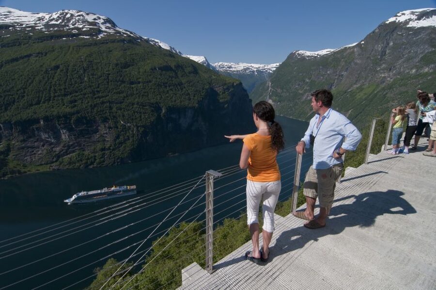 Geiranger: Bus Tour with Multilingual Audio Guide - What this Geiranger bus tour is really designed to do