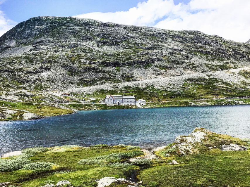 Geiranger: Dalsnibba, Flydalsjuvet, Eagle Bend & Fjords Tour - Flydalsjuvet, Geiranger’s classic overlook
