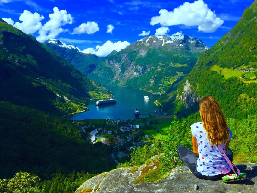 Geiranger: Dalsnibba, Flydalsjuvet, Eagle Bend & Fjords Tour - The guide and the coach experience