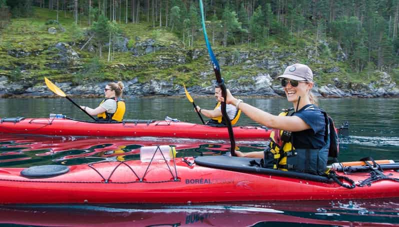 Geiranger: Kayak tour with guide - Getting onto the fjord