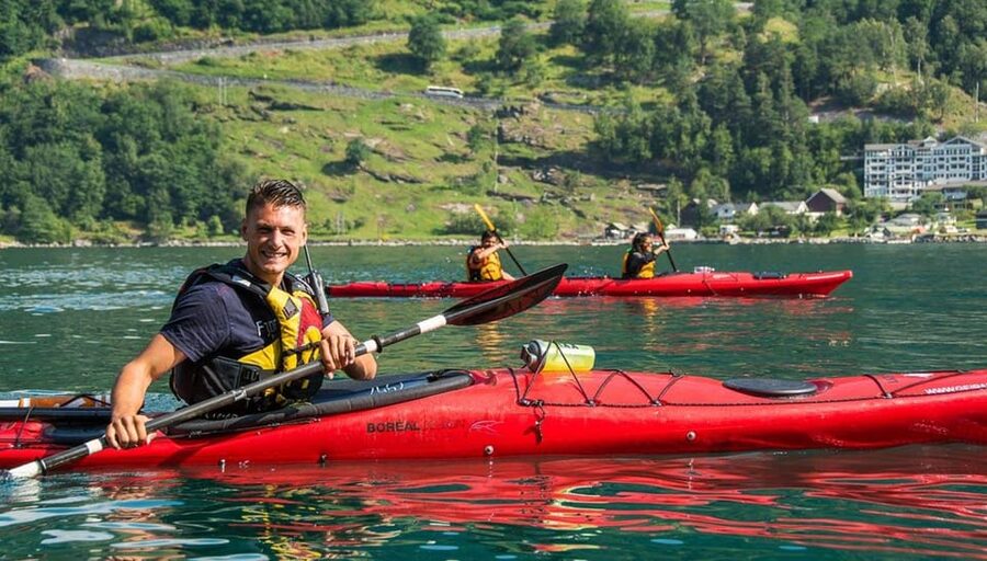 Geiranger: Kayak tour with guide - Choosing between 2.5 and 4 hours