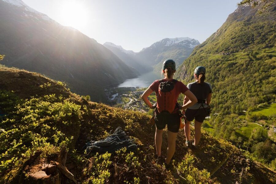 Geiranger: Rappelling tour with epic view - Climbing uphill with a jumar and rope clamps