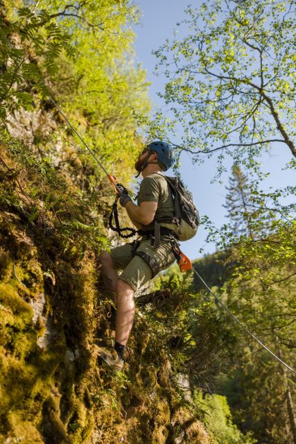 Geiranger: Rappelling tour with epic view - Passing the Queen’s Chair to the rappel walls