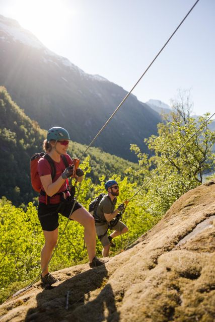 Geiranger: Rappelling tour with epic view - Two long rappels above the forest