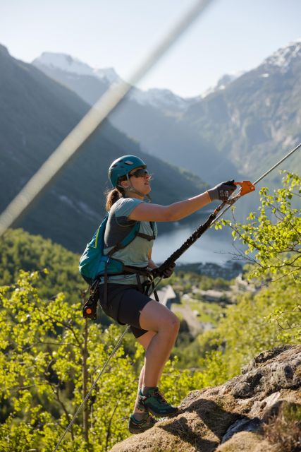 Geiranger: Rappelling tour with epic view - The walk back through Geiranger