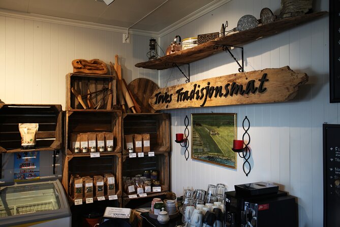 Guided easy snowshoeing with a visit to local café - Blue-hour views and polar-night atmosphere