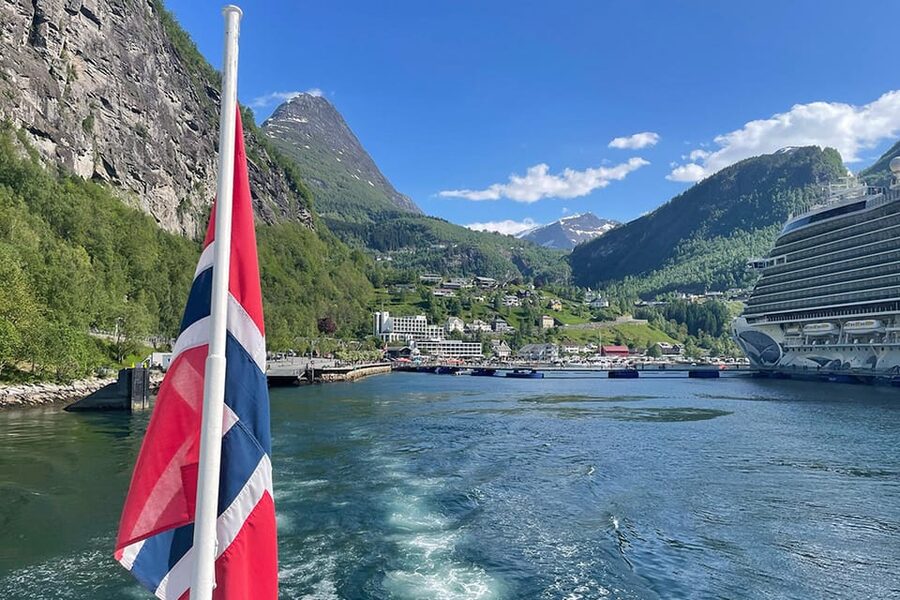 Hellesylt-Geiranger Sightseeing (one way ticket) - Getting the best photos from the catamaran