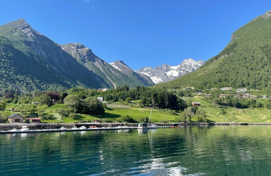 Hjørundfjord Fjord Cruise roundtrip from Ålesund - A quiet hour in Øye