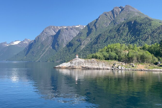 Hjørundfjord Fjord Tour Roundtrip from Ålesund - Thirty minutes in Øye beneath the mountains