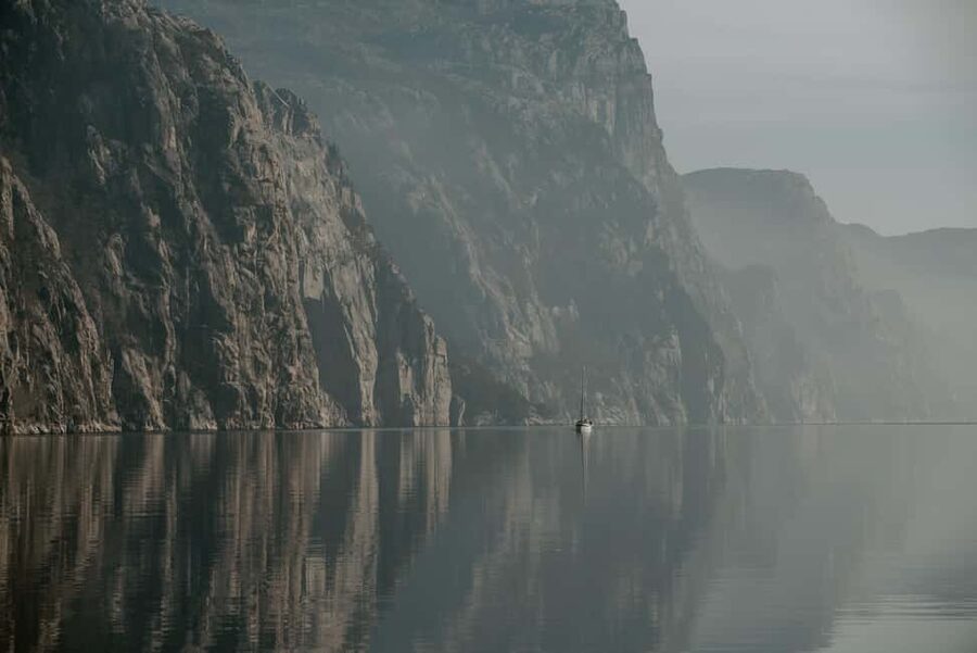 Lysefjord (Stavanger): Boattrip to Preikestolen from Forsand - Seeing Preikestolen from the water