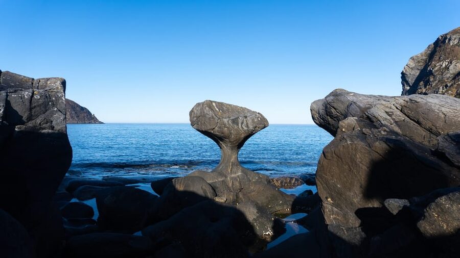 Måløy: Electric Minibus Tour to Kannesteinen - A short coastal outing from Måløy