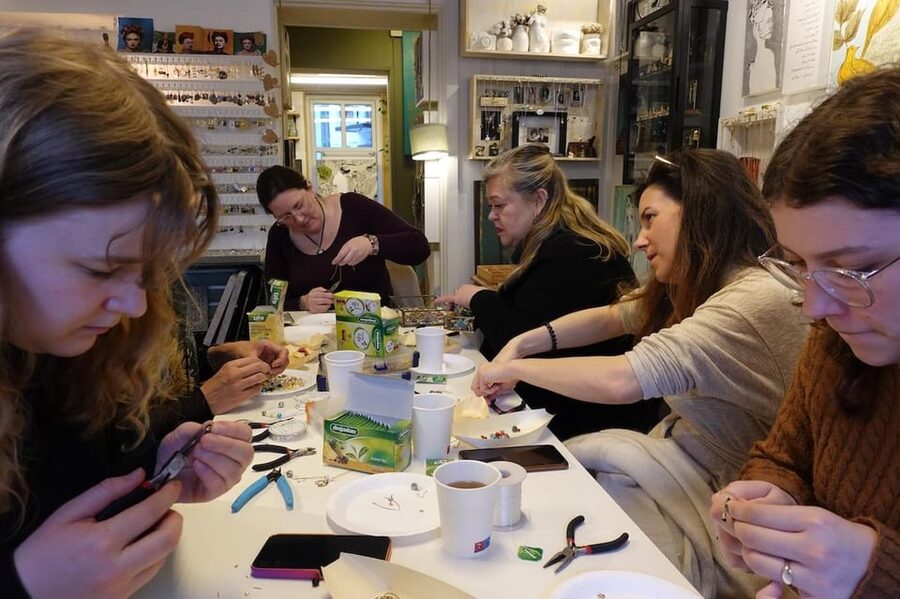 Maral Kunst : Jewelry Bar Experience (Jewelry Making) - Making jewelry with Maral’s guidance