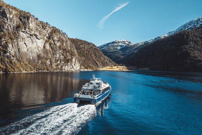 Mostraumen Fjord Cruise - Commentary, crew, and the limits of the narration