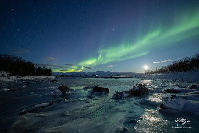 Northern Lights Guided Bus Tour with Free Photos - Clothing matters more than the bus