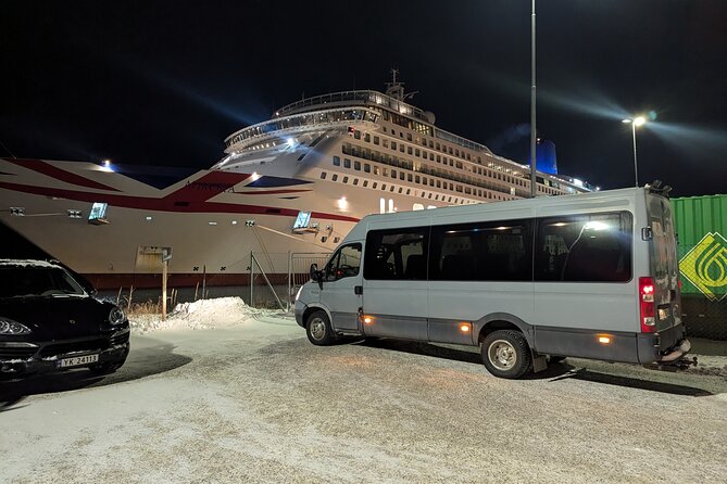 Northern Lights Minibus Chase Max 16 Person In Group - Why a moving minibus helps