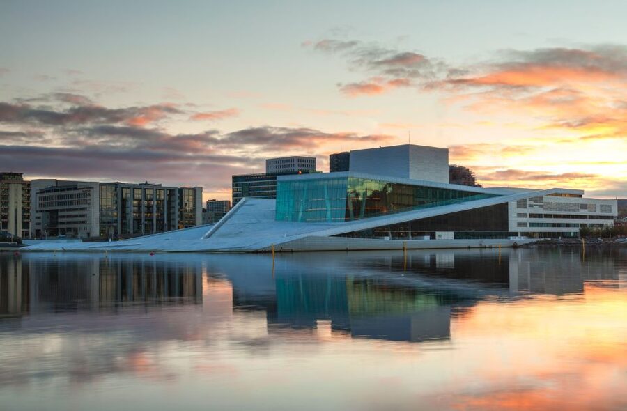 Oslo: Best of Oslo Walking Tour - Akershus Fortress and Oslo City Hall