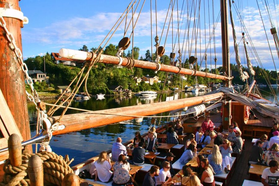 Oslo: Best of Oslo Walking Tour & Fjords Sightseeing Cruise - Bygdøy, Huk Beach, and the museum shoreline