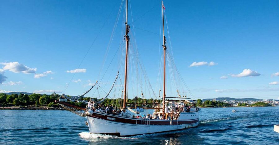 Oslo: Best of Oslo Walking Tour & Fjords Sightseeing Cruise - Parliament, the Grand Hotel, and Karl Johan Street