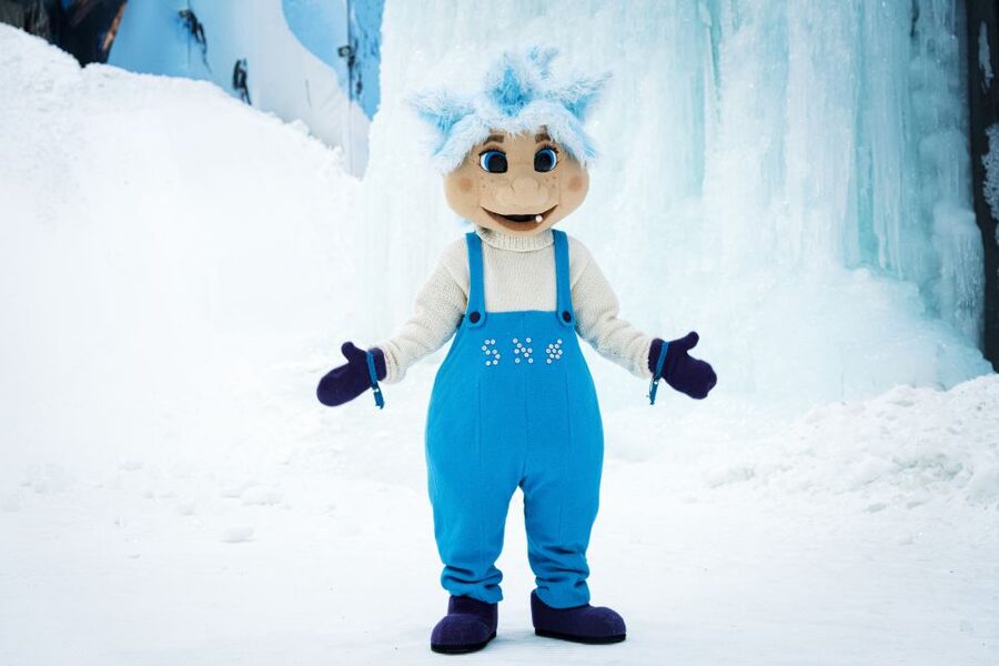 Oslo: Day Pass for Downhill Skiing at SNØ Ski Dome - Taking a warm break beside the slopes
