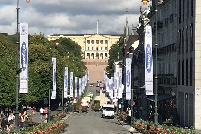 Oslo easy walk - Royal Palace: a calm beginning at Slottsplassen
