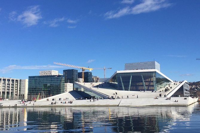 Oslo easy walk - The Tiger sculpture and Oslo Central Station
